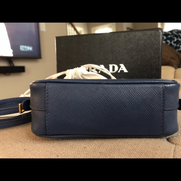 ** SOLD **PRADA
Saffiano leather crossbodyLike new - Picture 2 of 8
